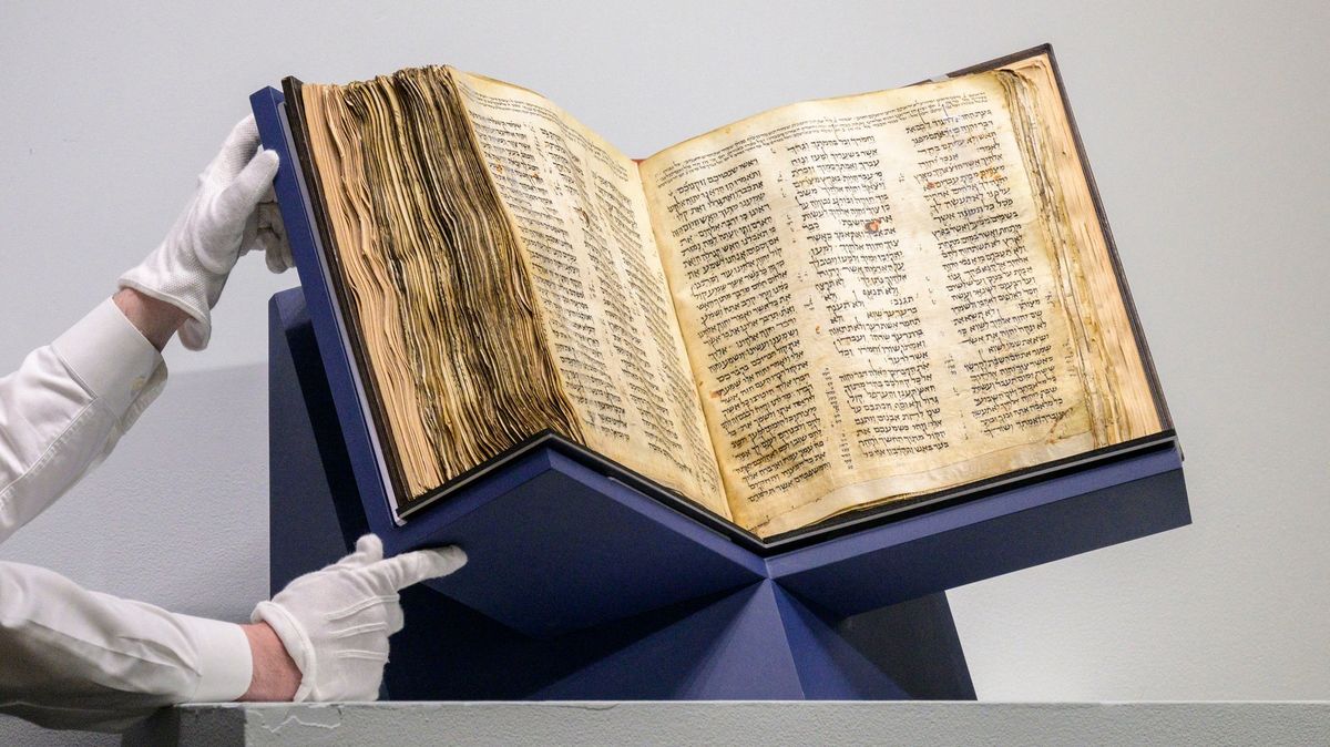 Ručně psaná 1100 let stará Bible se prodala za 842 milionů. Vrátí se do Izraele